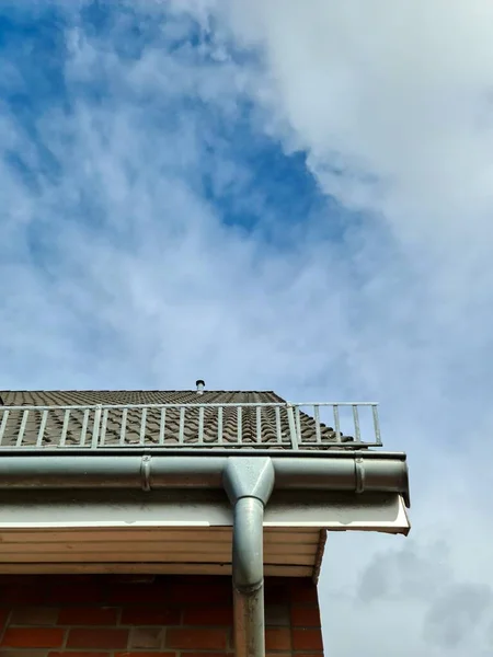 Jendela Atap Dengan Gaya Velux Dengan Ubin Atap Hitam — Stok Foto
