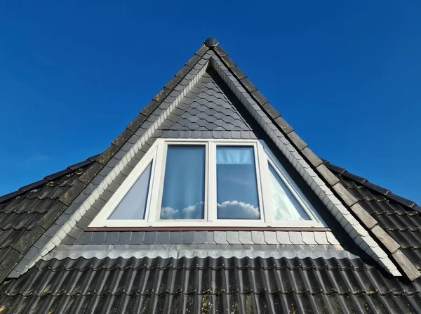 Siyah Çatı Kiremitleri Ile Velux Tarzı Çatı Penceresi — Stok fotoğraf