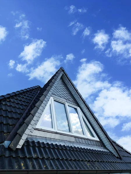 天窗型 黑色屋顶瓦 — 图库照片