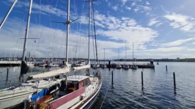 Kiel, Almanya - 13. Ekim 2022: Kiel limanında bazı feribot nakliyat ve küçük teknelerle görüntülenir