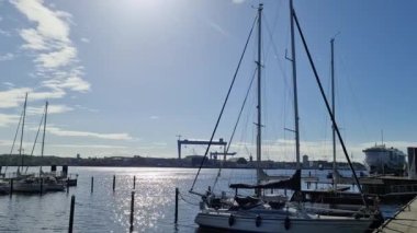 Kiel, Almanya - 13. Ekim 2022: Kiel limanında bazı feribot nakliyat ve küçük teknelerle görüntülenir