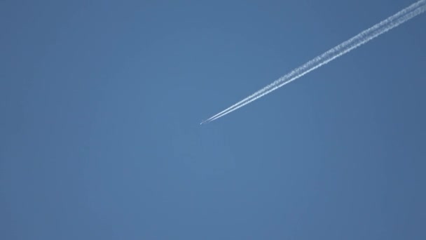 喷气式飞机在高空飞行 在晴朗的蓝天留下了痕迹 — 图库视频影像