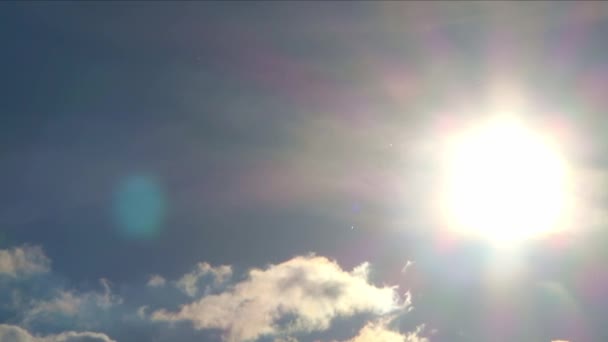 Piękny Widok Promienie Słońca Kilkoma Rozbłyskami Soczewek Chmurami Błękitnym Niebie — Wideo stockowe