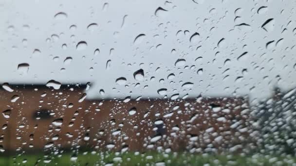 在近景下从车窗上滑落的雨滴 — 图库视频影像