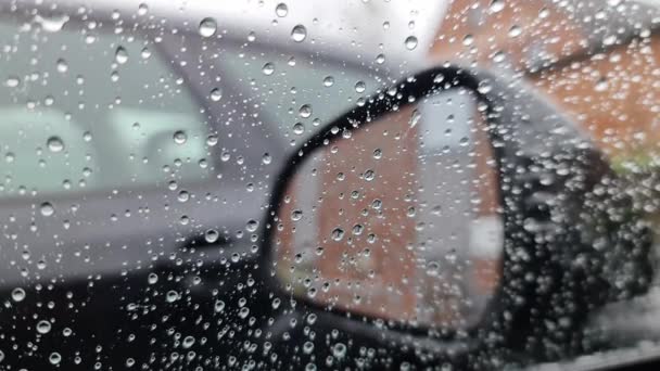 Σταγόνες Βροχής Τρέχουν Κάτω Από Ένα Παράθυρο Αυτοκινήτου Κοντά Στον — Αρχείο Βίντεο
