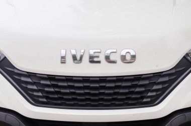 Kiel, Almanya - 16. Ekim 2022: Beyaz kargo kamyonunda Iveco şirketinin logosu