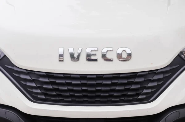 Kiel, Almanya - 16. Ekim 2022: Beyaz kargo kamyonunda Iveco şirketinin logosu