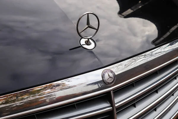 Kiel Deutschland Oktober 2022 Großaufnahme Des Mercedes Benz Logos Auf — Stockfoto