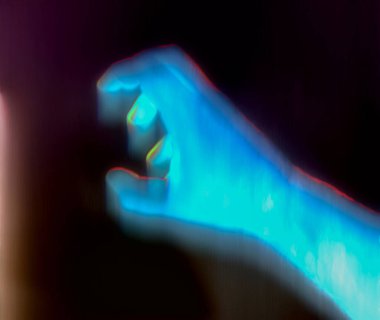 X-ray görüntüsünde parlayan bir insan elinin 3 boyutlu görüntüsü