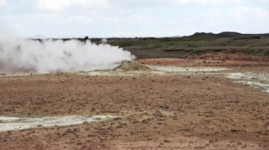 İzlanda 'nın volkanik sülfür tarlalarında kaynayan sıcak pınarlar.