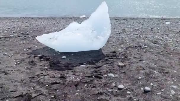 Diamond Beach Στην Ισλανδία Μπλε Παγόβουνα Λιώνουν Μαύρη Άμμο Και — Αρχείο Βίντεο