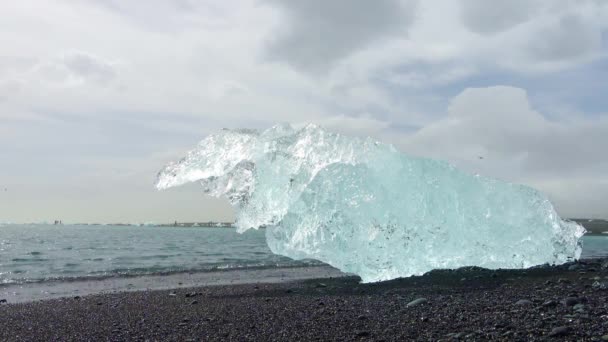 Diamond Beach Islandu Modrými Ledovci Tající Černém Písku Ledu Lesknoucím — Stock video