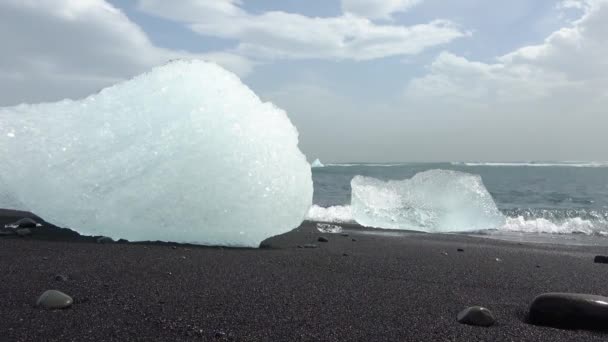 Diamond Beach Iceland Blue Icebergs Melting Black Sand Ice Glistening — Stock Video