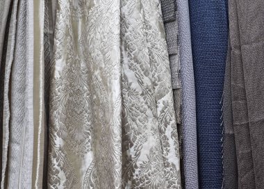 Kumaş pazarında farklı renklerde kumaş ve kumaş örnekleri bulundu..