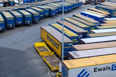 Kiel, Almanya - 22. Ekim 2022: Schwedenkai 'deki İsveç geçidini bekleyen konteyner ve kamyonlar
