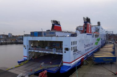 Kiel, Almanya - 22. Ekim 2022: Schwedenkai 'deki İsveç geçidini bekleyen konteyner ve kamyonlar