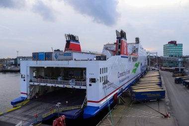 Kiel, Almanya - 22. Ekim 2022: Schwedenkai 'deki İsveç geçidini bekleyen konteyner ve kamyonlar