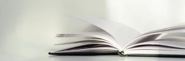 Geöffnetes Tagebuch Auf Weißem Hintergrund Beleuchtet Von Der Sonne Horizontalschuss — Stockfoto
