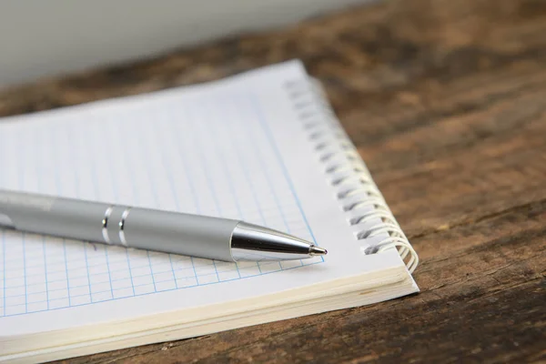 Escriben Con Bolígrafo Cuaderno Diferente Acostado Una Vieja Pizarra Concepto —  Fotos de Stock