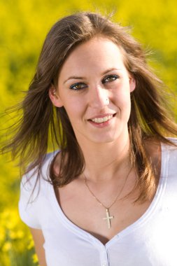 nadir bir duran genç kadın