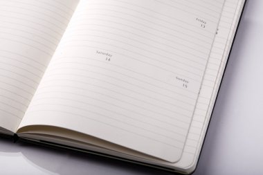 siyah takvim ve beyaz arka plan