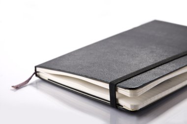 siyah takvim ve beyaz arka plan