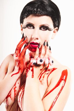 Junge frau mit blutenden augen der el