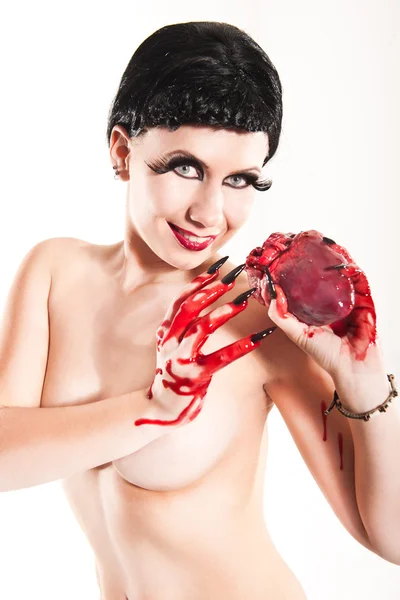 Junge Frau mit blutendem Herz — Stock Photo, Image