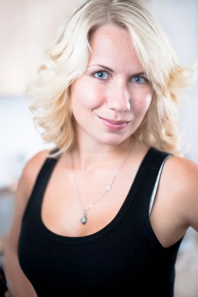 Portrait d'une jeune femme souriante dans la cuisine — Photo