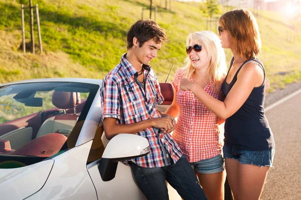 Trois jeunes amis voyagent en voiture Photos De Stock Libres De Droits