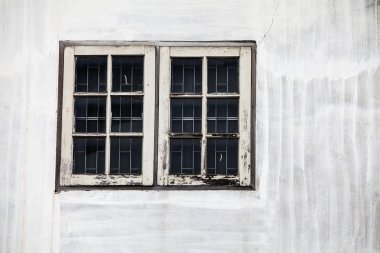 bir duvarda bir pencere