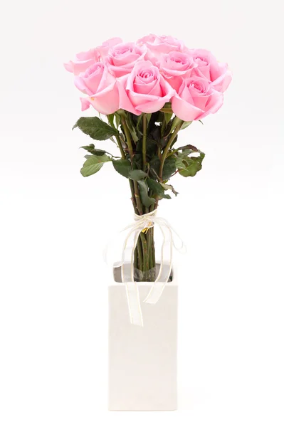Růžová růže v bílé vázy — Stock fotografie