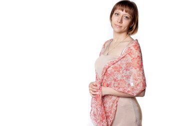 omuzları üzerinde bir eşarp ile genç kız