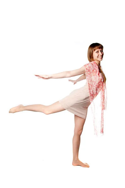 tek ayak üstünde duran genç kız