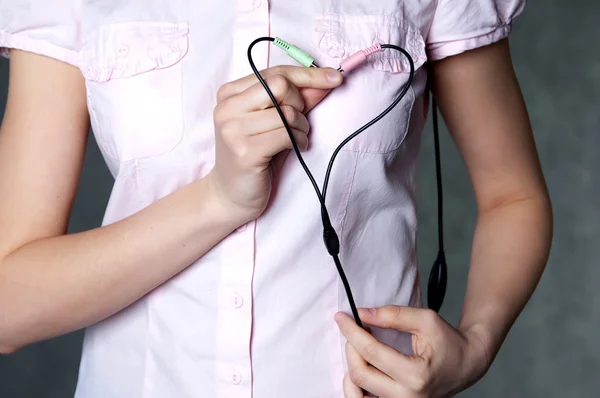 Mano sosteniendo los dos cables en forma de corazón — Foto de stock gratuita