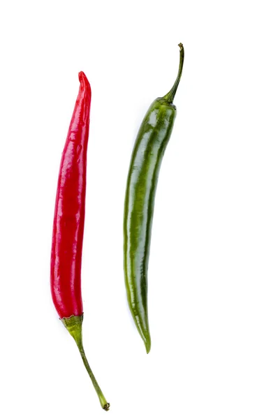 Isolierte rote und grüne Chilischoten senkrecht — Stockfoto
