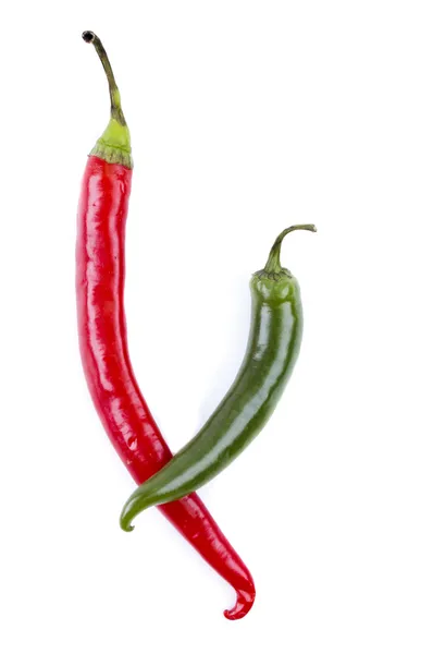 Rote und grüne Chilischoten auf weißem Hintergrund — Stockfoto