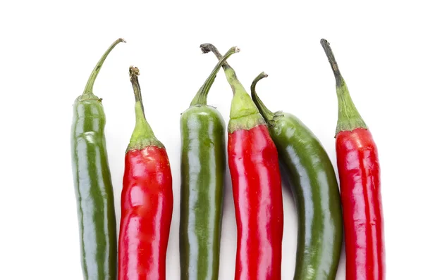 Una serie de chiles verdes y rojos — Foto de Stock