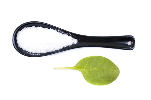 Чайна ложка солі і листя ізольовані — стокове фото