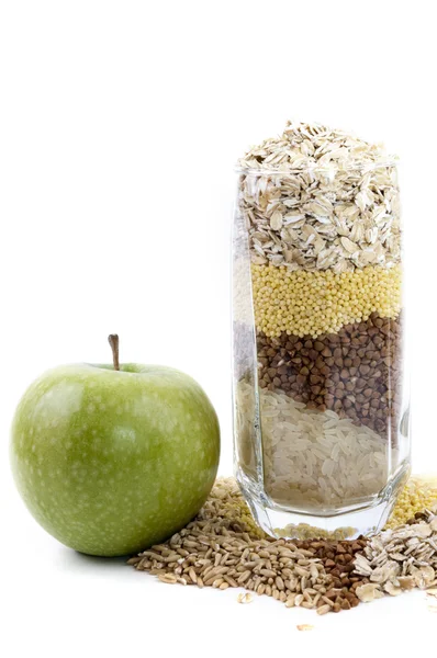 Conjunto aislado de cereales en vidrio y manzana — Foto de Stock