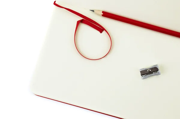 Açık not defteri ve kalem ve kalemtıraş