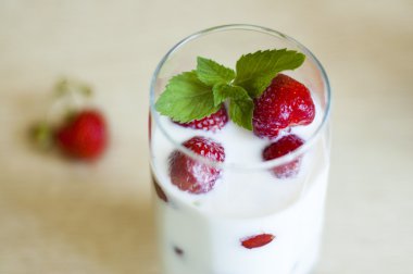 çilek bir bardak süt