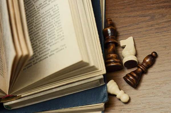 eski kitap ve ahşap satranç