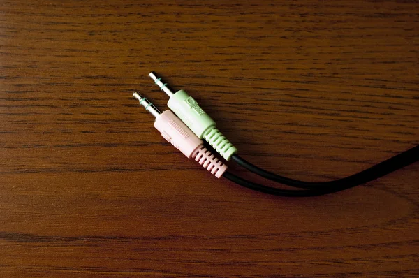 ahşap masa üzerinde pembe ve yeşil fiş