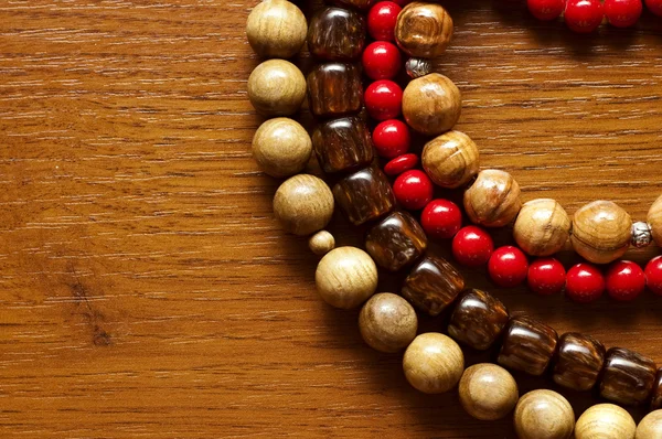 kolye ve ahşap zemin üzerine boncuk