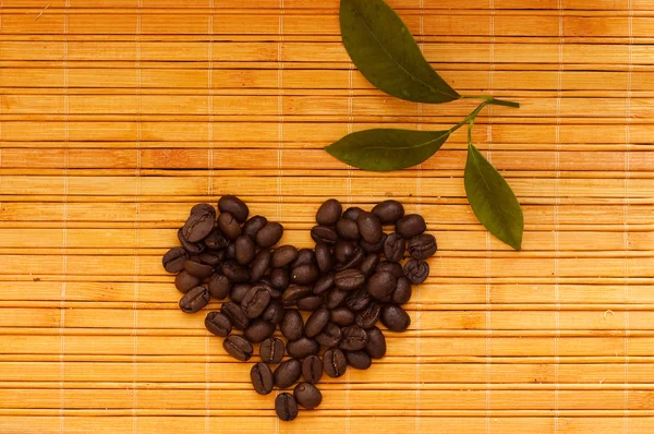 Grãos de café em forma de coração — Fotografia de Stock