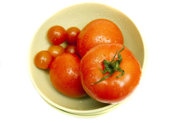 Tomat merah di piring hijau pada latar belakang putih — Stok Foto
