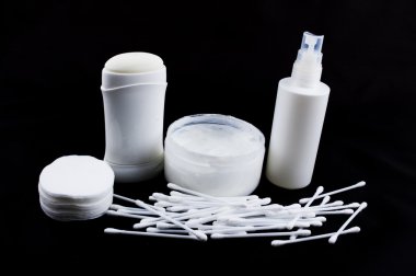 siyah bir arka plan üzerinde beyaz banyo aksesuarları