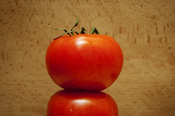 ahşap arka plan üzerinde kırmızı domates