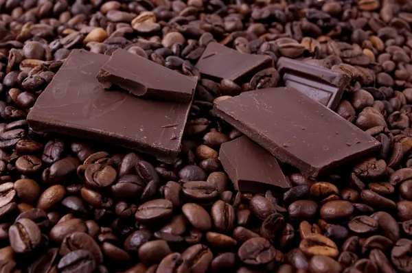 Coffee beans and pieces of dark chocolate — Stock Photo, Image